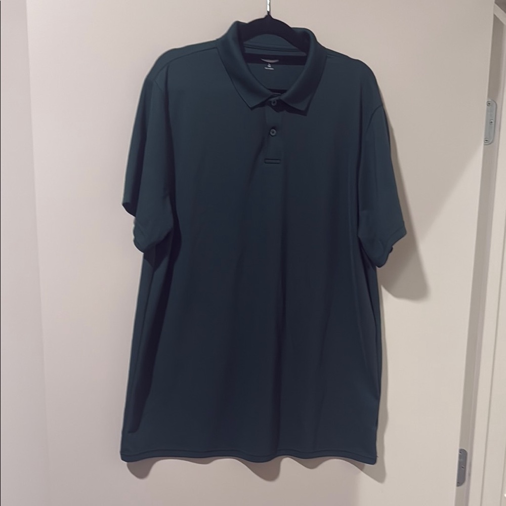 Green Polo Shirt with Classic Design and Short Sleeves